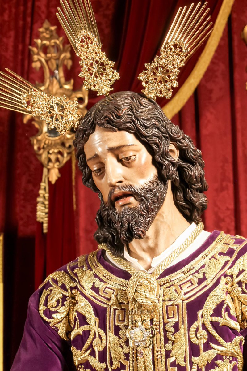 *SOLEMNE BESAMANOS DE NUESTRO PADRE JESÚS DE LA REDENCIÓN*

Se abren las puertas de nuestra parroquia de San Fernando  para celebrar el besamanos de Nuestro Padre Jesús de la Redención.
Para esta ocasión el equipo de priostia ha preparado un altar en el que podemos ver