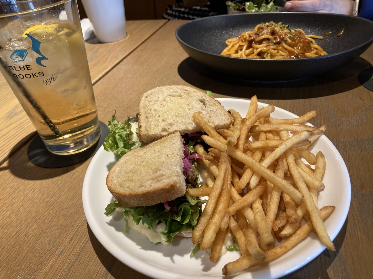 pjacksonmusic's tweet photo. I had the mushroom, salad, and mashed potato sandwich with fries, ginger ale (drink set). The cup of tea was complimentary FREE (free the and coffee until 2pm). #Kyoto #bluebookscafe https://t.co/6x47RsuTJp
