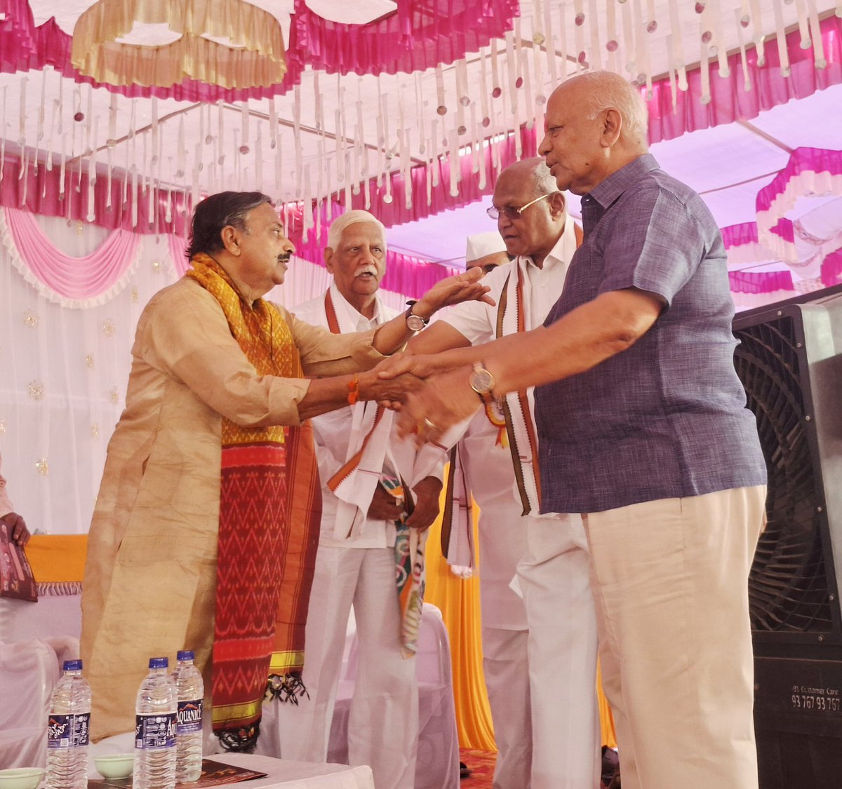 ಇಂದು ಹುನಗುಂದ ನಗರದಲ್ಲಿ ಶಿವಶರಣೆ ಮಹಾಸಾದ್ವಿ ಶ್ರೀ ಹೇಮರೆಡ್ಡಿ ಮಲ್ಲಮ್ಮನ ನೂತನ ದೇವಸ್ಥಾನ ಕಟ್ಟಡದ ಅಡಿಗಲ್ಲು ಸಮಾರಂಭದಲ್ಲಿ ಭಾಗವಹಿಸಿದೆನು.

ಈ ಸಂದರ್ಭದಲ್ಲಿ ಮಾಜಿ ಶಾಸಕರಾದ ಶ್ರೀ ದೊಡ್ಡನಗೌಡ ಪಾಟೀಲ, ಮಾಜಿ ಸಚಿವರಾದ ಎಸ್.ಆರ್. ಪಾಟೀಲ ಹಾಗೂ ರೆಡ್ಡಿ ಸಮಾಜ ಭಾಂದವರು ಉಪಸ್ಥಿತರಿದ್ದರು.