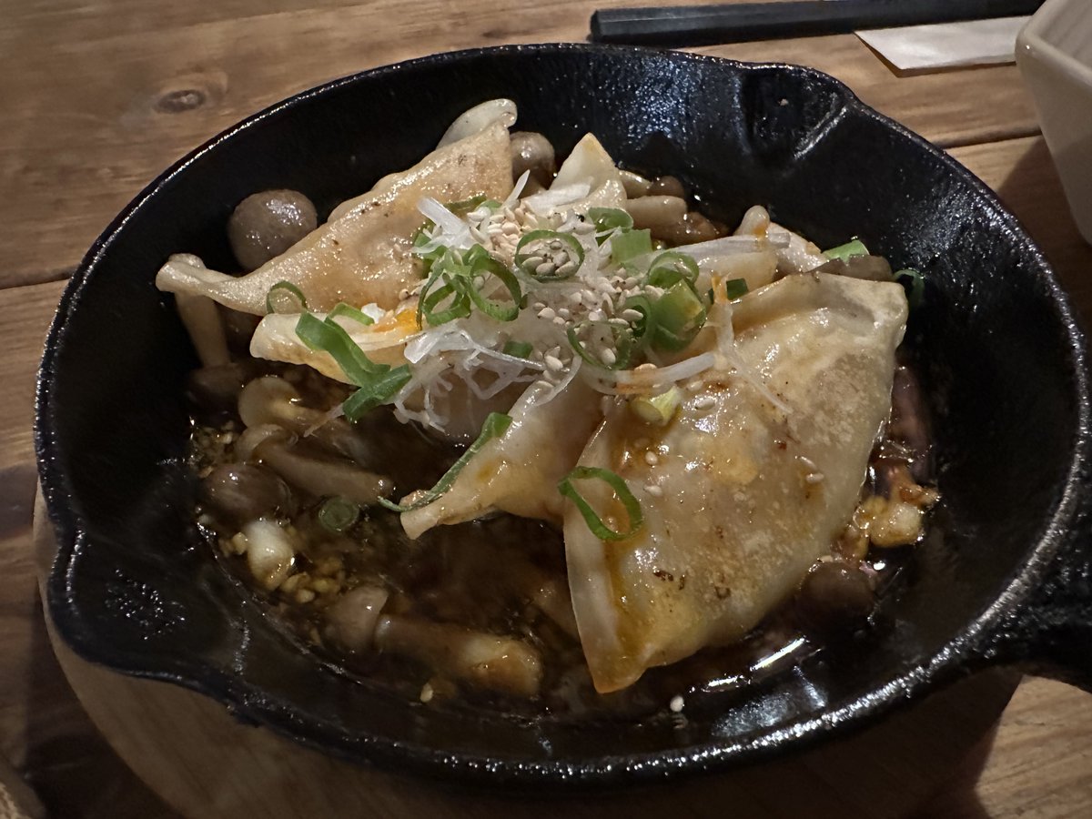 saba_can_zzz's tweet photo. 今日の晩ご飯は埼玉県久喜市にあるカジュアルダイニングホウバルでオムバーグとハンバーグ!ヾ(≧∇≦*)/
餃子のアヒージョがめっちゃうまい!バケットが何枚あっても足りない🥺
#さばのごはん
#ホウバル
#ホウバル鷲宮
#HOUBAL
#久喜市 https://t.co/soUCTxN9nG