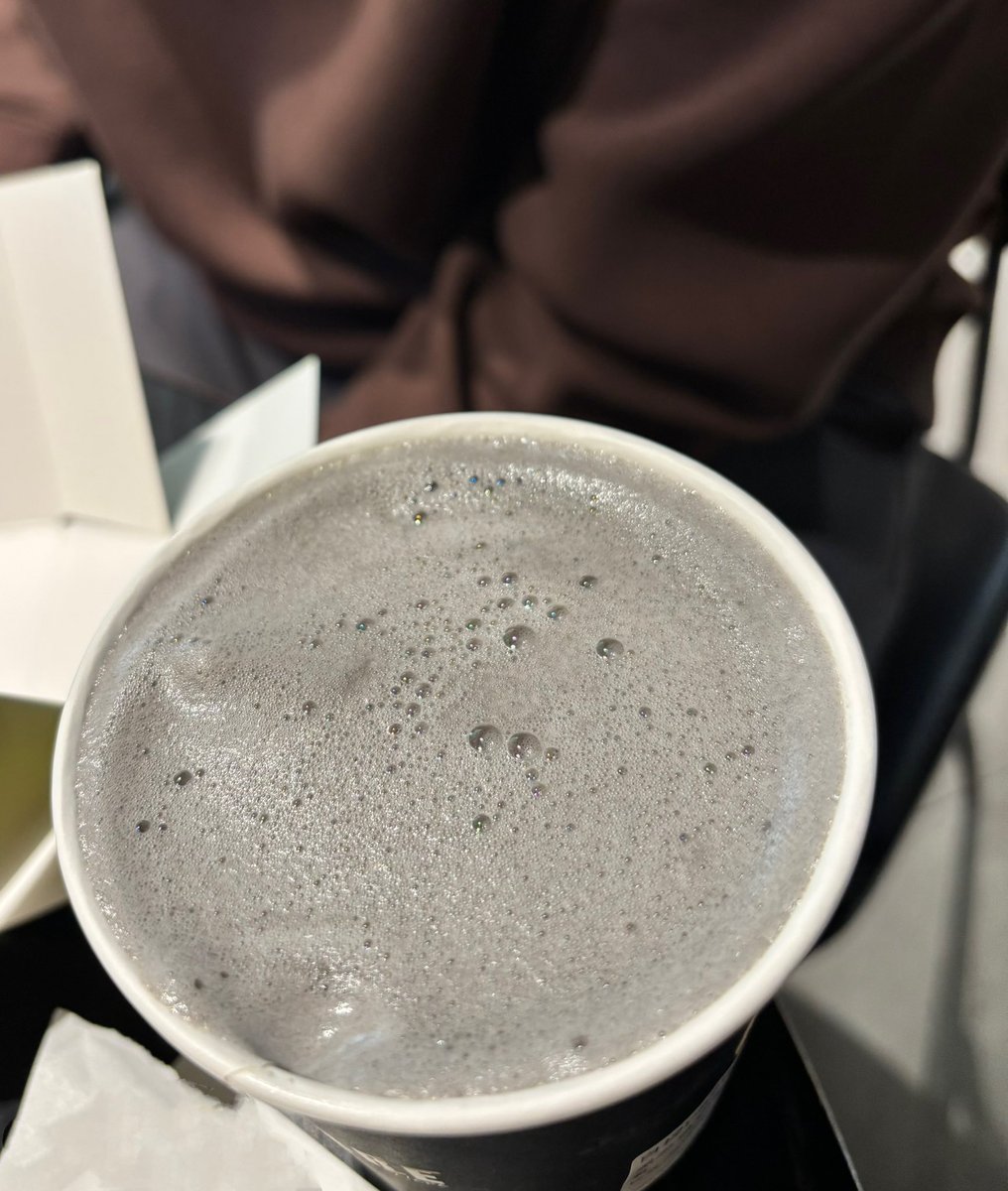 小红书でM Standの黑芝麻巴斯克牛乳(黒ゴマミルク？)が美味しいと話題になってたので、飲んでみたらめちゃくちゃ美味しかった。