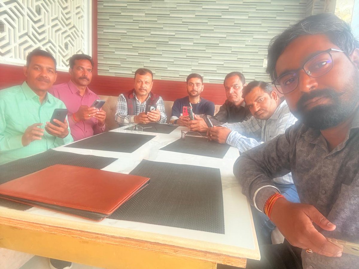 Amardeep101308's tweet photo. "न्याय का सूरज हमेशा सामने की ओर चमकता है,
पीछे मुड़कर वार करे, तो वह न्याय कब बचता है?"
#JusticeForTeachers
@DrDCSHARMAUPPSS @BJP4India @dpradhanbjp @RahulGandhi @yadavakhilesh @myogiadityanath @harishkumaUPPSS @bstvlive @rajnathsingh @JagranNews @Aamitabh2 https://t.co/yndQzGeGYE