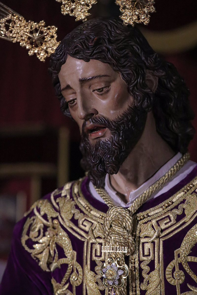 Así se encuentra Nuestro Padre Jesús de la Redención para su solemne besamanos.

En esta ocasión luce túnica bordada por Alberto Vico y potencias realizadas por Francisco Díaz Roncero, y broches de plata de ley y oro.

📸 Javier Luque