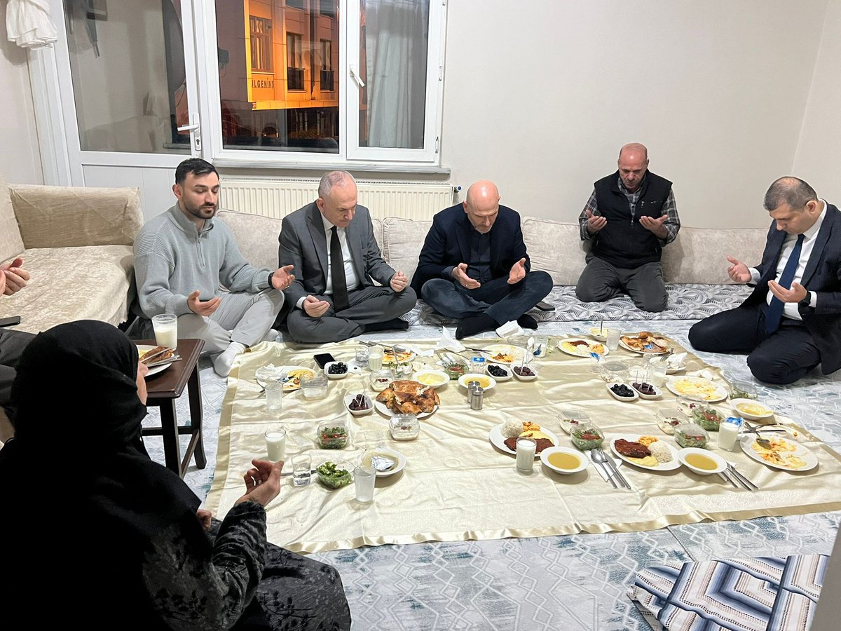 DukelBatuhan's tweet photo. Her seçim öncesi “doğalgaz rezervi bulduk” müjdesi.
Her Ramazan ise kadraja özenle sığdırılan bir soba.

Yere serilen "masa" örtüsü... Birinde arka planda neredeyse reklam panosu var.

Bu artık iftar değil, sahne tasarımı: Yoksulluk dekor, soba aksesuar, halk figüran.

Doğalgazı miting meydanında bulup Ramazan’da soba başında fotoğraf vermek… Siyasal iletişim tamam da, bari bu kadar bariz olmasaydı. Millet artık bu senaryoyu ezbere biliyor.