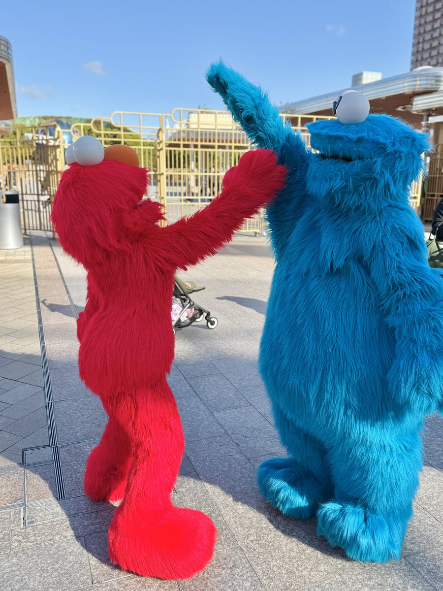 エルモ クッキーモンスター ジャンプアップスーツ エルモとクッキーモンスターが遊んでて ⸝⸝ エルモ 