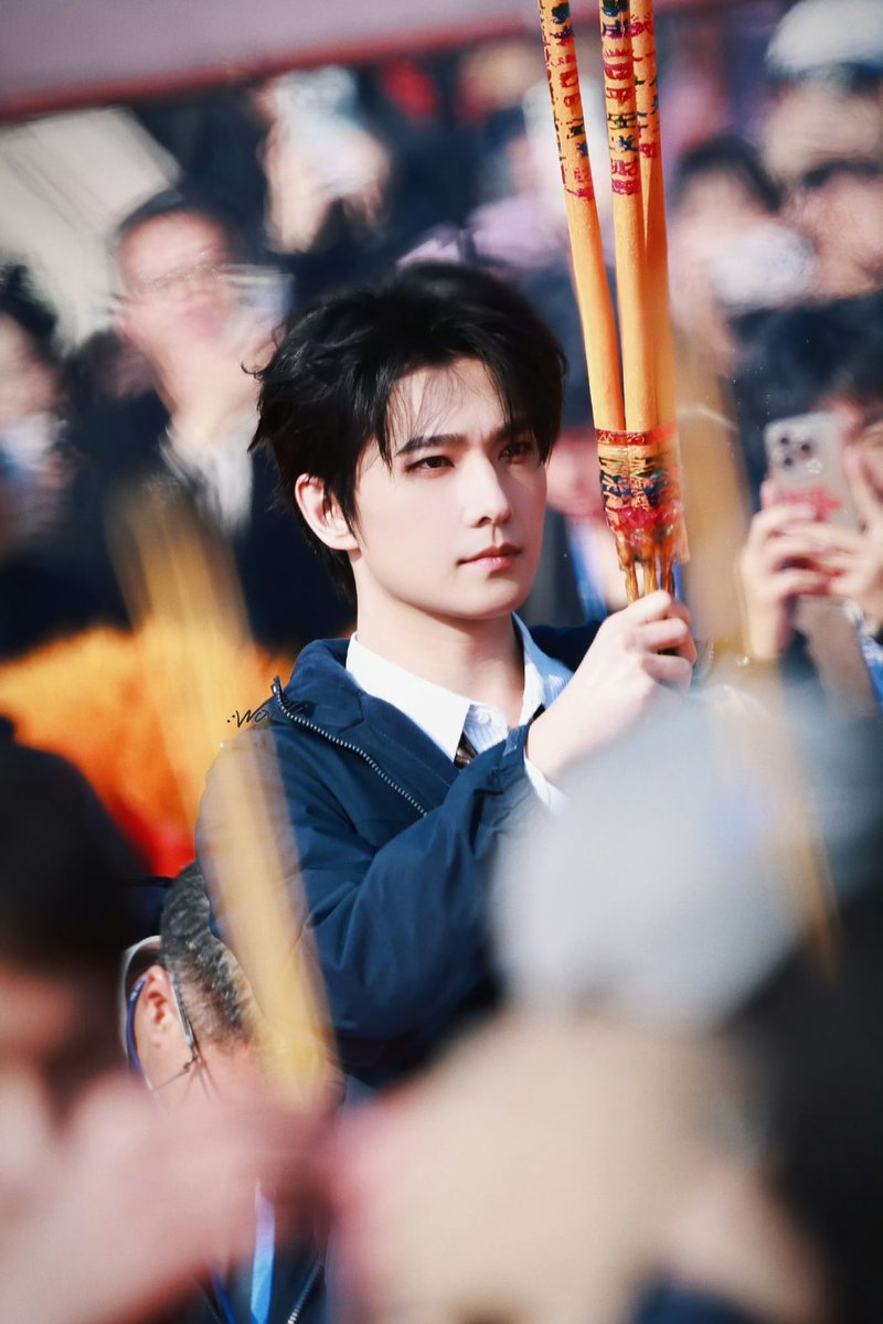 Sillyiliy's tweet photo. Menafkahi idol❌
Dinafkahi idol✔️✔️✔️
Coba tebak itu ampau bakal dijajanin apa? kayaknya sih akan dipakein figura lalu dipajang😂😂❤️
YangYang at the booting ceremony of 不让江山 / #BuRangJiangShan today 👑
【260222】
#YangYang #yangyang杨洋 #yangyangactor https://t.co/OL8QIpreZA