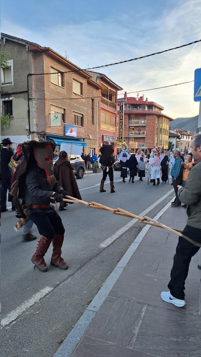 franglz's tweet photo. Desbloquear el recuerdo de los #zamarrones corriendo detrás de los chavales que hacíamos sonar los campanos. Esto es el carnaval de #Piasca
Memoria y patrimonio de #Liébana afortunadamente vivos. https://t.co/XzEcAyd5dL