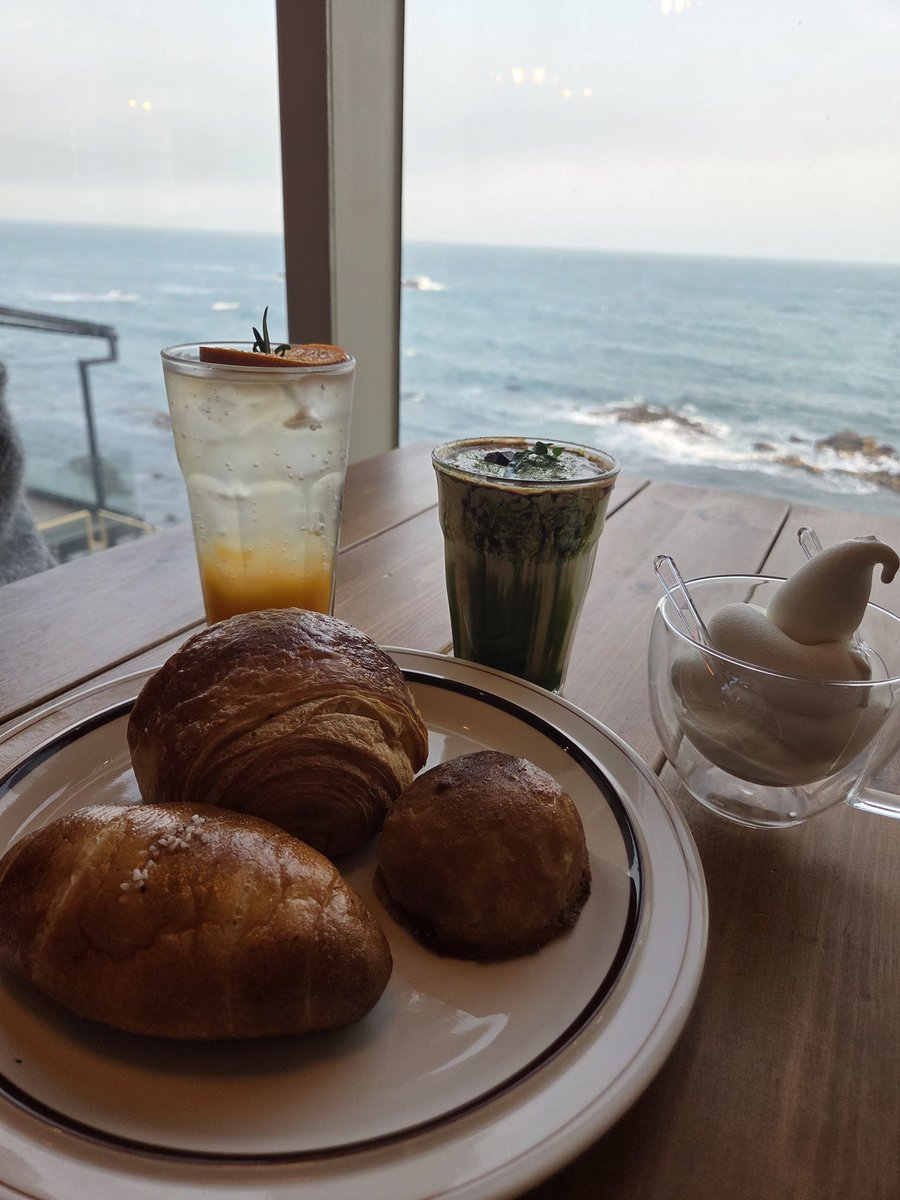 기장 바다 앞
커피 한 잔, 빵 한 입, 파도 한 장면 🌊
이 정도면 괜찮은 휴일 하루 😄