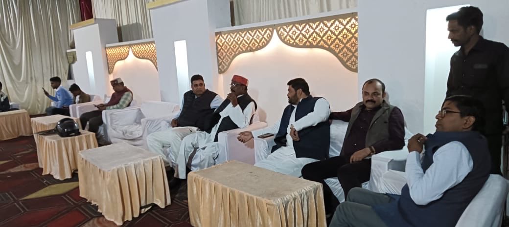ShabbirMLAbrh's tweet photo. क्षेत्र की शादी समारोह में।

@samajwadiparty 
@yadavakhilesh 
@shivpalsinghyad 
@dimpleyadav 
@MPDharmendraYdv https://t.co/bekoloGLNP