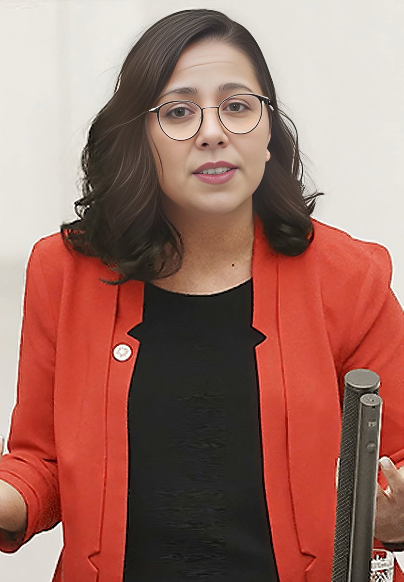 UlusalDenge's tweet photo. Sera Kadıgil:

“Bu kafayla 190.000 yıl ibadet etseniz de günahlarınızdan arınamazsınız.
65 yaşında hâkim zorunlu emekli ediliyor. 70 yaşında evinizi satmak için heyet raporu istiyorlar.

Ama biz 71 yaşındaki Erdoğan’ın tek imzasıyla halka ait orman, maden ve fabrikaları satıyoruz.”