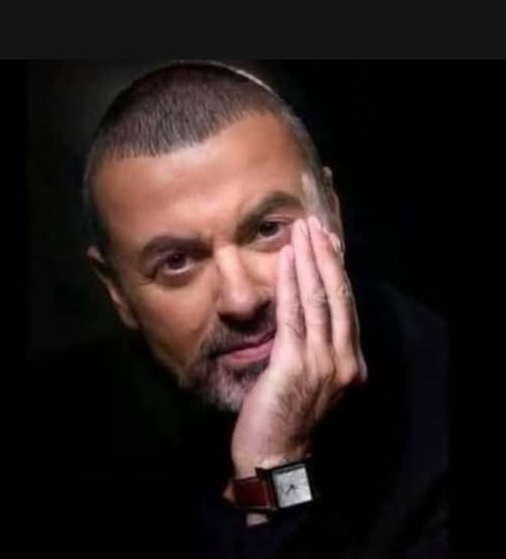 pierpi13's tweet image. Morì nel sonno, la mattina di Natale del 2016. Aveva solo 53 anni.
Il mondo pianse la scomparsa di George Michael, la voce che aveva segnato un’epoca. Ma solo dopo la sua morte emerse qualcosa di ancora più grande della sua musica.
Perché George non smise di salvare vite nemmeno