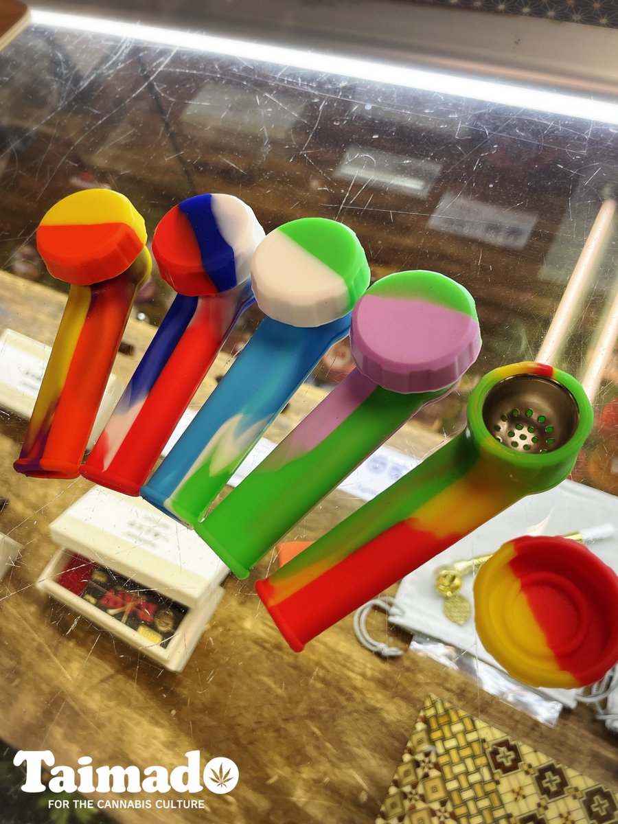 皆さま こんにちは🌱
大麻堂(Taimado)です。

本日は再入荷したシリコンパイプを紹介します！！

新定番のフタ付きのシリコンパイプが届きました✨

耐熱性の食品グレードシリコンで、溶けないしゴム臭いもありません◎

曲げてもねじっても壊れない破けない😳

taimado.com/onlinestore/pr…