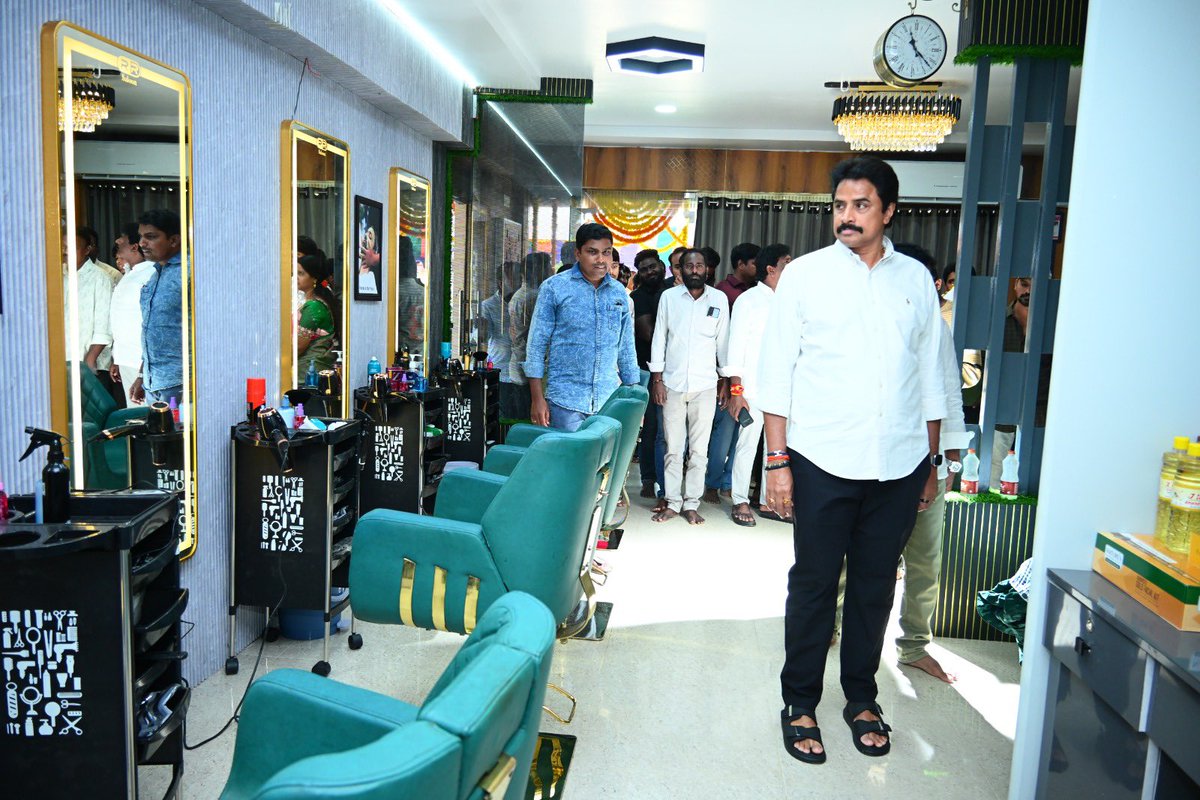 RKarimilli's tweet photo. ఈ రోజు మన తణుకు పట్టణంలో నూతనంగా ఏర్పాటు చేసిన ఆర్.ఆర్. సాలూన్ ను ప్రారంభోత్సవం చేసి వారి నూతన వ్యాపారానికి శుభాకాంక్షలు తెలియజేయడమైనది.
#ArimilliforDevlopment #TDPJSPBJPTogether #ManatanukuManaArimilli #ArimilliForTanuku #TanukuTdp #Arimilli #manatanuku #ArimilliRadhakrishna https://t.co/XRsCm2AClH