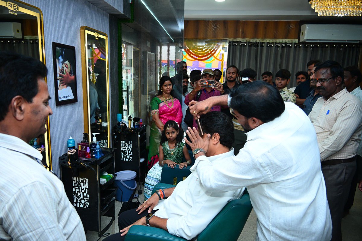RKarimilli's tweet photo. ఈ రోజు మన తణుకు పట్టణంలో నూతనంగా ఏర్పాటు చేసిన ఆర్.ఆర్. సాలూన్ ను ప్రారంభోత్సవం చేసి వారి నూతన వ్యాపారానికి శుభాకాంక్షలు తెలియజేయడమైనది.
#ArimilliforDevlopment #TDPJSPBJPTogether #ManatanukuManaArimilli #ArimilliForTanuku #TanukuTdp #Arimilli #manatanuku #ArimilliRadhakrishna https://t.co/XRsCm2AClH
