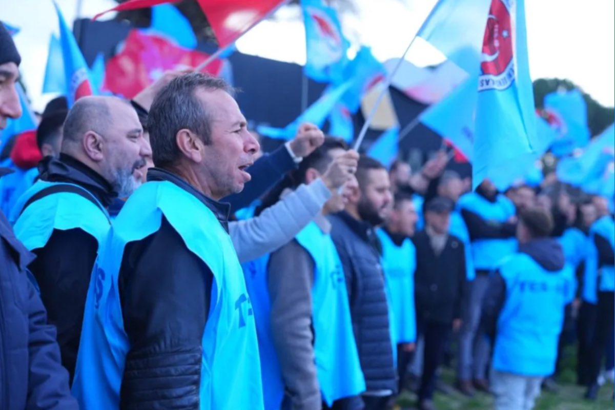 Soma'da işçiler çadır kurdu: "Olumlu bir cevap almazsak sokağa ineceğiz"

Soma Termik Santrali’nde üretimin kademeli durdurulması sonrası ücretsiz izne çıkarılan 87 işçi santral önünde direniş çadırı kurdu. TES-İŞ Soma Şube Başkanı Girginler, Ankara’dan sonuç alınamaması halinde