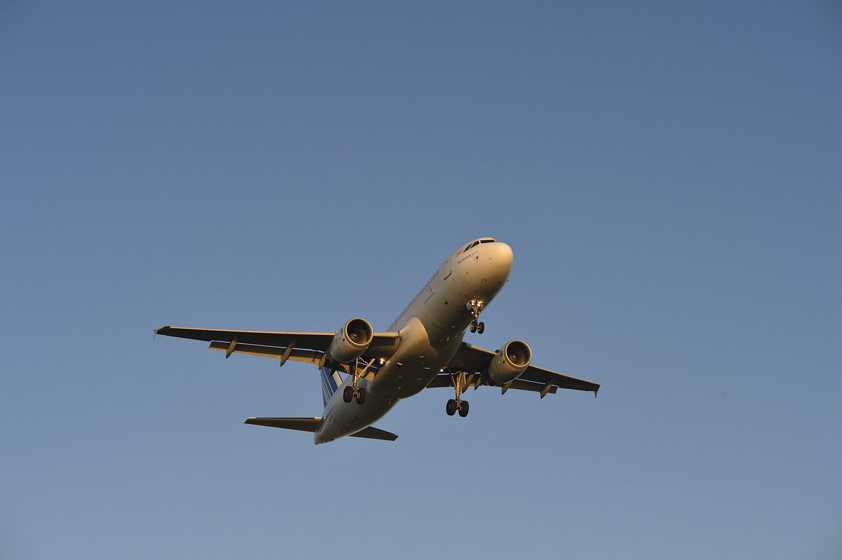 SAFRAN's tweet image. C’était il y a 39 ans ! Le 22 février 1987, l’@Airbus #A320 s’envolait pour la 1re fois.
Outre les moteurs #CFM56, @Safran fournit bon nombre d’équipements à bord : #câblages, #trains d’#atterrissage, #sièges #passagers, inverseurs de poussée... 🤝 

#avgeeks #aviationlovers