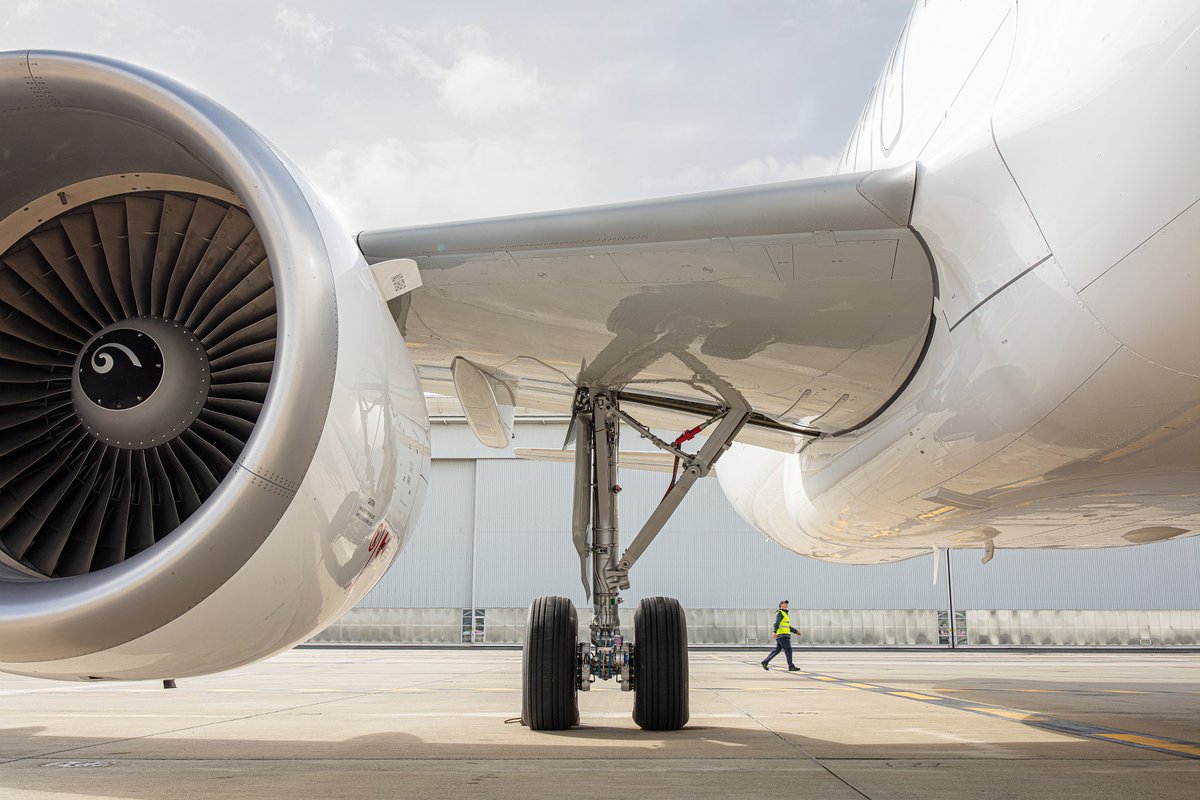 SAFRAN's tweet image. C’était il y a 39 ans ! Le 22 février 1987, l’@Airbus #A320 s’envolait pour la 1re fois.
Outre les moteurs #CFM56, @Safran fournit bon nombre d’équipements à bord : #câblages, #trains d’#atterrissage, #sièges #passagers, inverseurs de poussée... 🤝 

#avgeeks #aviationlovers