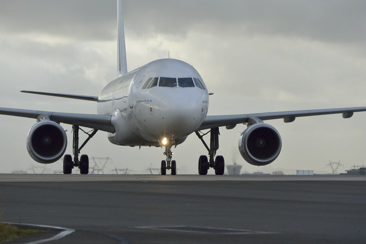 SAFRAN's tweet image. C’était il y a 39 ans ! Le 22 février 1987, l’@Airbus #A320 s’envolait pour la 1re fois.
Outre les moteurs #CFM56, @Safran fournit bon nombre d’équipements à bord : #câblages, #trains d’#atterrissage, #sièges #passagers, inverseurs de poussée... 🤝 

#avgeeks #aviationlovers