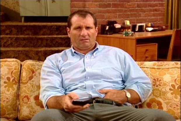 Die Serie würde mit der heutigen jungen Generation nicht mehr funktionieren.

Denn Al Bundy, der in den 90ern als Inbegriff des armen Losers galt, ist mit Haus, Garten, Auto, Frau und zwei Kindern erfolgreicher als die meisten heute, weit besser gekleidet, körperlich besser in