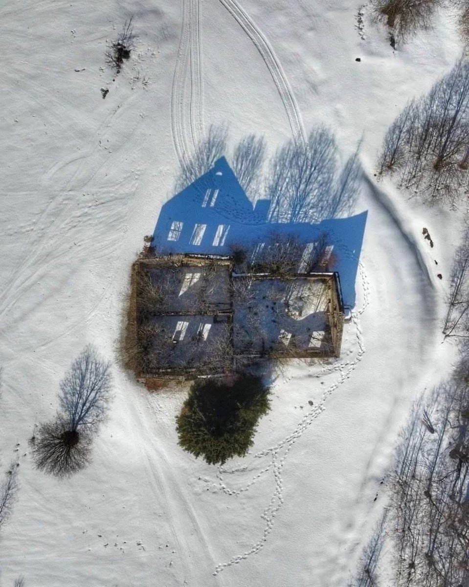 Peter_shirley's tweet photo. Seen on FB.   Good example for a rendering class— note inside the house has less blue shadows https://t.co/wMKi7tn3WY
