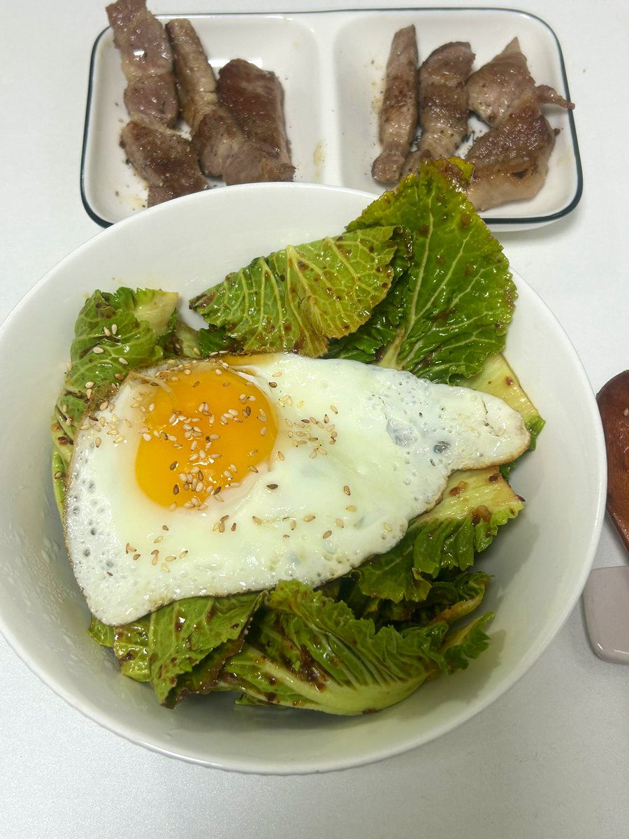 봄동비빔밥
봄동 개질긴 걸로 골라서 턱 빠지는 줄 알앗네요
남은 건 국 끓여 먹어야지
유유...