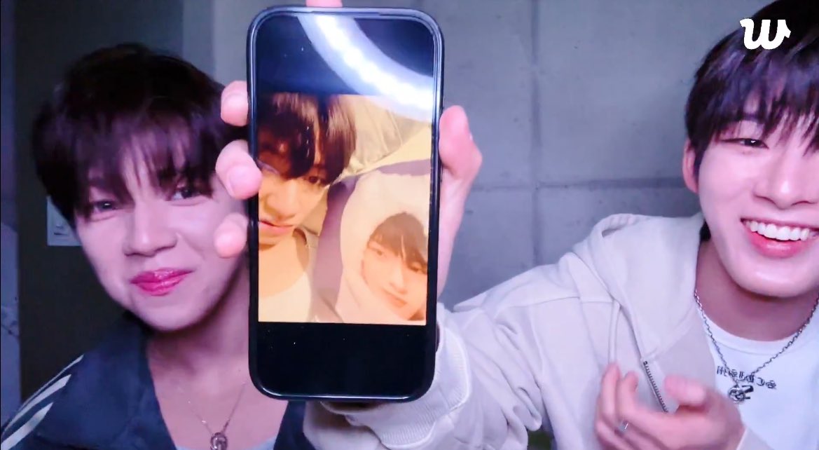 itsmjlee's tweet image. hindi nga ako nagkamali HAHAHAHAHAHA bungad pa paggising shuta tapos yakap yakap niya daw yung unan 😭