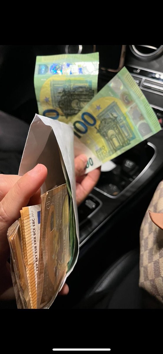 Boss_Chefin1's tweet photo. Guten Morgen, 
Wem darf ich so ein Umschlag aus der Hand nehmen ? 💸🏦😈🧎‍♂️ 
Meld dich für c&amp;g in Nrw. ‼️ #cashandgo #sklave #real #abdrücken #melken #fetisch #moneydom #leder https://t.co/xtA3NZwMAJ