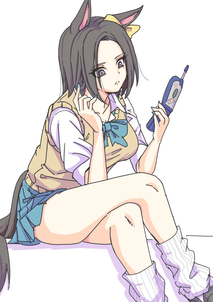 「ギャルグルーヴは平成ギャルなのでルーズソックスだしプリクラ貼ったガラケーだしカラ」|inukenうまぴょいのイラスト