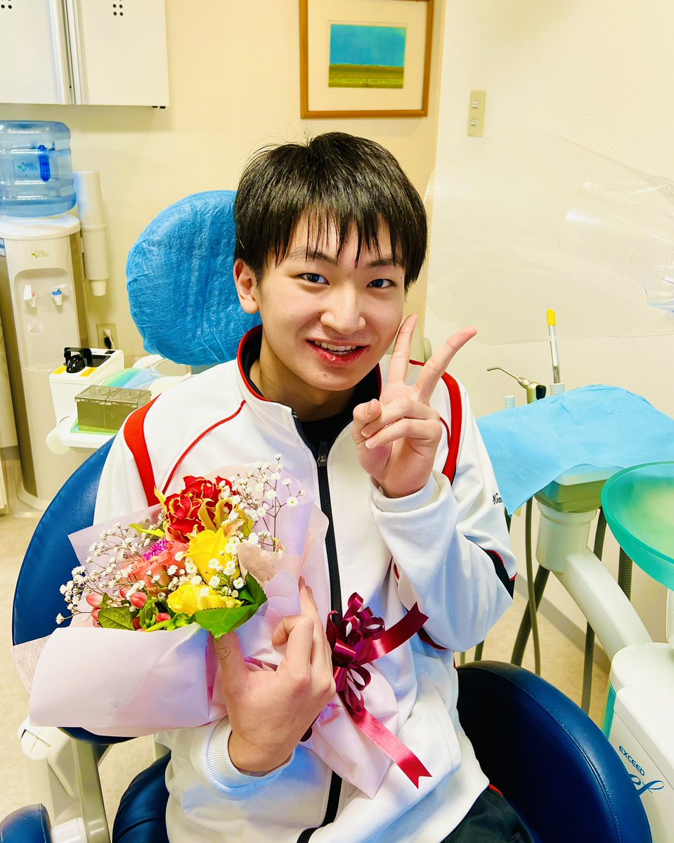LIONDentex's tweet photo. アンカーインプラントを使用した矯正治療✨

恵庭市恵み野の【ライオン矯正歯科】です🦁
本日は、大人の矯正治療（第2期治療）を終了されたFさんの笑顔をご紹介します💐
約2年間の治療で、見違えるほど綺麗な歯並びになりました！✨

実はFさんのケースは、歯を動かすためのスペース作りとして「抜歯」を行い、さらに「アンカーインプラント（歯を引っ張るための小さなネジ）」を埋め込む必要のある、少し難易度の高いワイヤー矯正でした。
難しい治療でしたが、Fさんと一緒に頑張り、無事に歯を動かす期間が終了！記念に恒例の花束をプレゼントさせていただいた時の写真です。現在は保定（歯並びを安定させる）治療も終了しております。
Fさん、当院に治療をお任せいただきありがとうございました😊 これからも綺麗な歯並びを長く保てるよう、しっかりサポートさせていただきます！

💡 大人になってからの矯正治療について
成長が完了している大人の方の矯正には、「マウスピース矯正」や「ワイヤー矯正」などの選択肢があります。
今回のように大きく歯を動かすスペースが必要なケースでは、歯を三次元的にしっかりコントロールできる**固定式のワイヤー矯正（マルチブラケット装置）**が非常に効果的です🦷✨
さらにアンカーインプラントを併用することで、より確実で美しい仕上がりに導くことができます。
「自分の歯並びは難しいと言われたけれど、きれいに治したい…」
そんなお悩みを抱えている方は、ぜひ一度当院にご相談ください。
あなたのお口の状態に合わせた、最適な治療方法をご提案いたします🌿

👇 ご予約・お問い合わせはこちら
プロフィールhttps://t.co/VUMI9mfd5VのリンクからHPへアクセスできます。
矯正相談のWeb予約は以下からアクセスできます✨
[https://t.co/LTAMdhXWDm]

📢 歯科衛生士さん・助手さん募集中！
ライオン歯科クリニックでは、一緒に働く仲間を募集しています✨
まずは見学だけでも大歓迎！
専門的に矯正歯科治療を提供している当クリニックの雰囲気を肌で感じてみてください🌸
永く勤務できる方を募集しています。

【お問い合わせ】
✉️ lionrecrut@liondentex.com
📞 0123-39-7111（担当：土肥）
🔗 プロフィールのリンクからリクルートページへ飛べます！

#ライオン歯科クリニック #ライオン矯正歯科 #ライオンデンテックス #恵庭 #恵庭市 恵み野 千歳 北広島 札幌 恵庭の歯医者 歯科医院 矯正 矯正歯科 矯正治療 矯正装置外れた記念 ワイヤー矯正 アンカースクリュー 大人の矯正 矯正男子 矯正女子 アライナー矯正 マウスピース矯正 マウスピース インビザライン インビザライン矯正 恵庭市矯正歯科 ワークライフバランス 育児と仕事の両立 歯科衛生士求人 恵庭市歯科衛生士求人 歯科助手求人 福利厚生充実