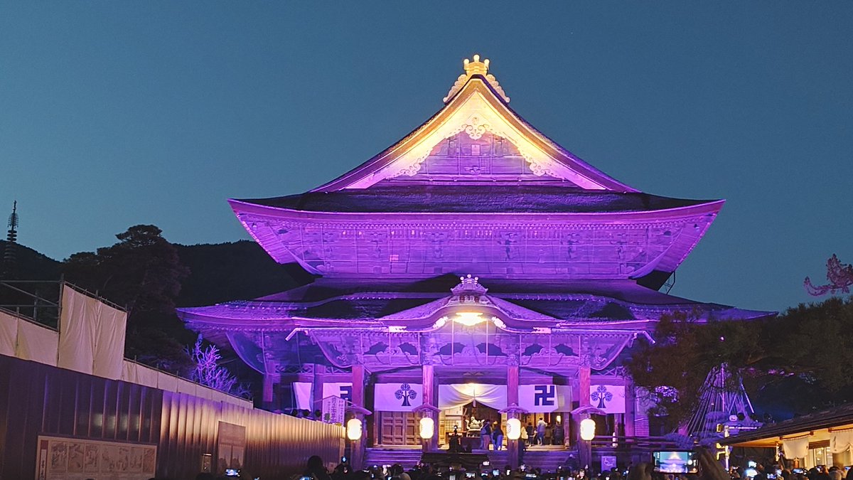 heihei_kan's tweet photo. ふらっと善光寺に来たら、いろいろな色にライトアップしてた‼️
#善光寺 https://t.co/9FvXDtkFAm