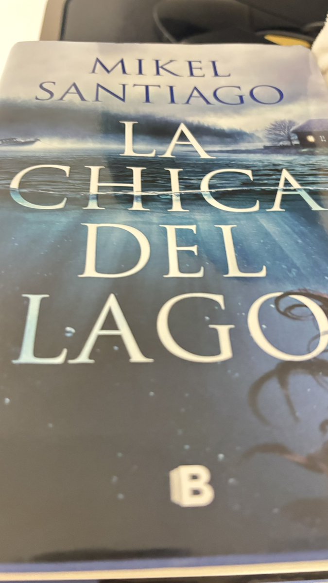 Cuando acabas de leer 'La chica del Lago' tan sólo te sale un gracias.

Gracias, <a href="/mikelsantiago/">Mikel Santiago</a>. 

Por tu pluma. 

Por tus historias. 

Por ser, sin lugar a dudas, uno de los mejores escritores del género.