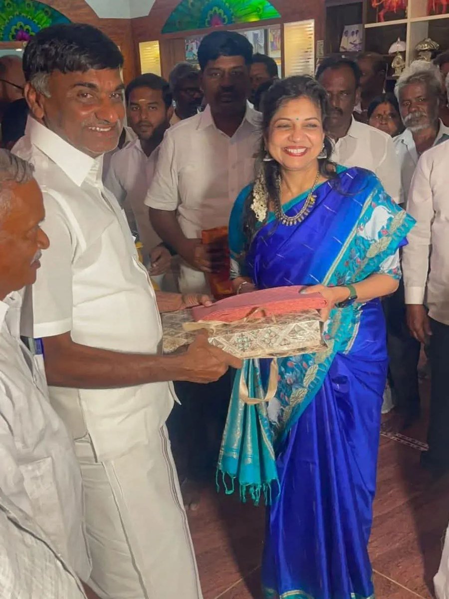 Narenkumar_Ravi's tweet photo. பசுமை தாயகம் அமைப்பின் தலைவரும் முனைவர் சௌமியா அன்புமணி அவர்களை
 முன்னாள் அமைச்சர்   K.C Veeramani  அவர்கள் மரியாதை நிமித்தமாக சந்தித்தார்! https://t.co/rKCu7iq7jS