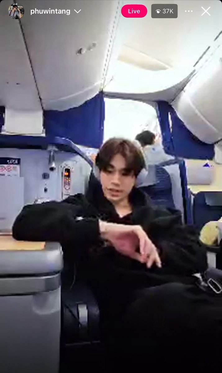 อืม อยากรู้ชีวิตกรุมากหรอ ถึงกับจองมานั่งด้วยบนเครื่อง(รอบก่อน) ได้เส้ เดี๋ยวกรุไลฟ์สดให้ดูนะ จะได้เห็นเท่าๆกันทุกคน 😏