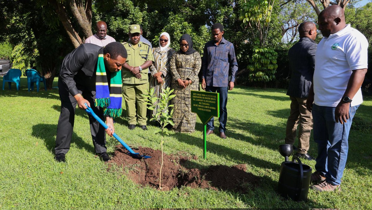 UhondoTV's tweet photo. Waziri Mkuu, Mhe. Dkt. Mwigulu Nchemba leo Februari 22, 2026 amepanda mti aina ya Mchungwa katika eneo la Rest House ya Polisi mkoani Kilimanjaro. 

Mheshimiwa Dkt. Mwigulu amemaliza ziara yake ya kikazi mkoani Kilimanjaro jana Februari 21, 2026. https://t.co/hLC7rFaq8t