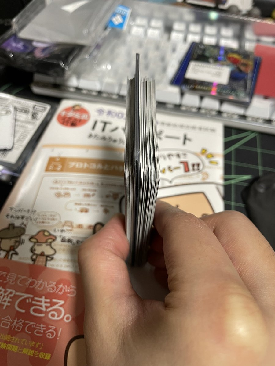 neru_dz's tweet photo. ピラミディのコミパラ買ったんだけど、折れ防止でこんなに沢山カード入ってた笑
しかもアンチェイン以外のRが4枚ずつ入れてくれてて親切だ

BOXアートで複数枚欲しかったから使わせてもらいます(๑･̑◡･̑๑) https://t.co/8NzZhAjysG