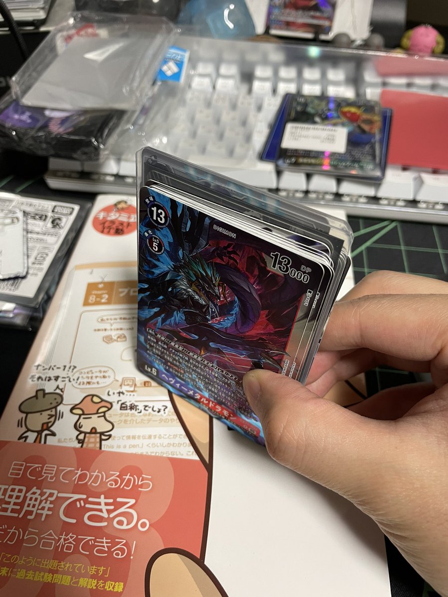 neru_dz's tweet photo. ピラミディのコミパラ買ったんだけど、折れ防止でこんなに沢山カード入ってた笑
しかもアンチェイン以外のRが4枚ずつ入れてくれてて親切だ

BOXアートで複数枚欲しかったから使わせてもらいます(๑･̑◡･̑๑) https://t.co/8NzZhAjysG