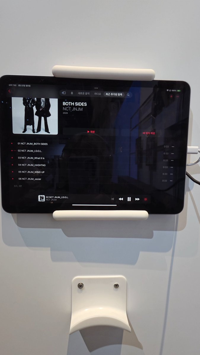 Both side ฟังสบายกว่าที่คิดแหะ ตอนแรกคิดว่าจะบีทหนักๆ มาแบบเท่ๆเหมือนรูปคอนเซ็ปบั้ม แต่สรุปคือ เบาๆน่ารักๆเลยแหละ💚