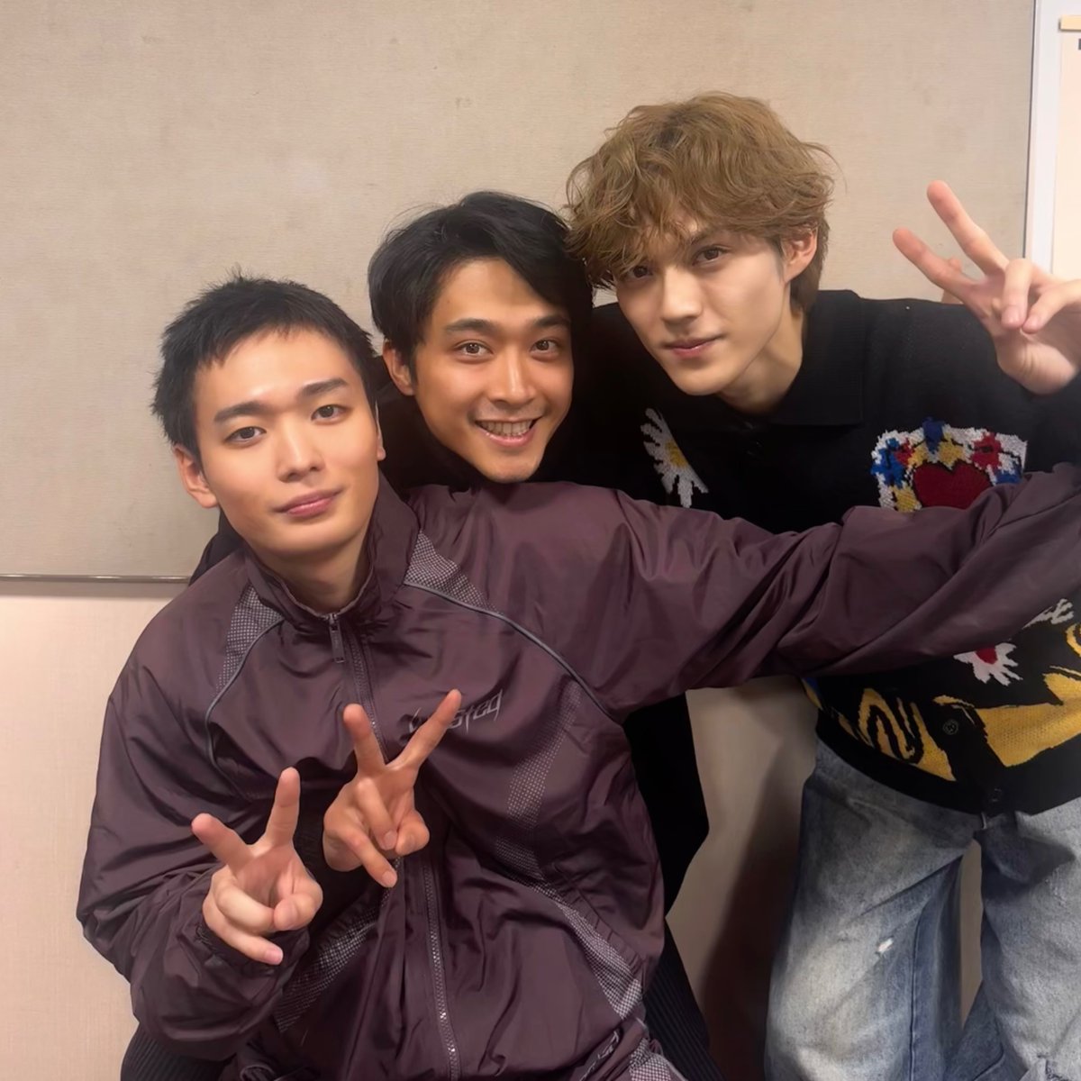 🕰 #ピーターとアリス 通信📚

本日のアフタートーク後のオフショットをお届け📷✨

東京公演は明日千秋楽を迎えます💐
皆様のご来場をお待ちしております✨

#青木柚 さん
#佐藤寛太 さん
#簡秀吉 さん