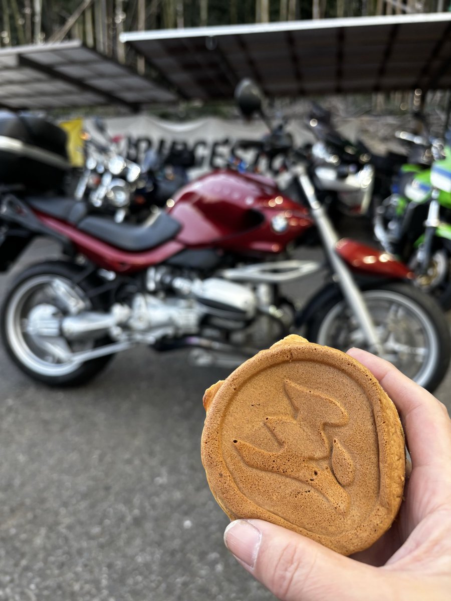 本日のお昼/永田ドライブイン
オススメの鰹刺身定食、あら汁、なめろう
からのおやつ/玉家の大判焼(つぶあん)
を買ってオイル交換をしてもらう間に
ŧ‹”ŧ‹”(ㆆ~ㆆ )ŧ‹”ŧ‹”

オープンキッチンの真向かいの席で店員さん方の掛け声やオペの間合いなどを眺めながら待つのも楽しい日曜日

無事🐸🙏