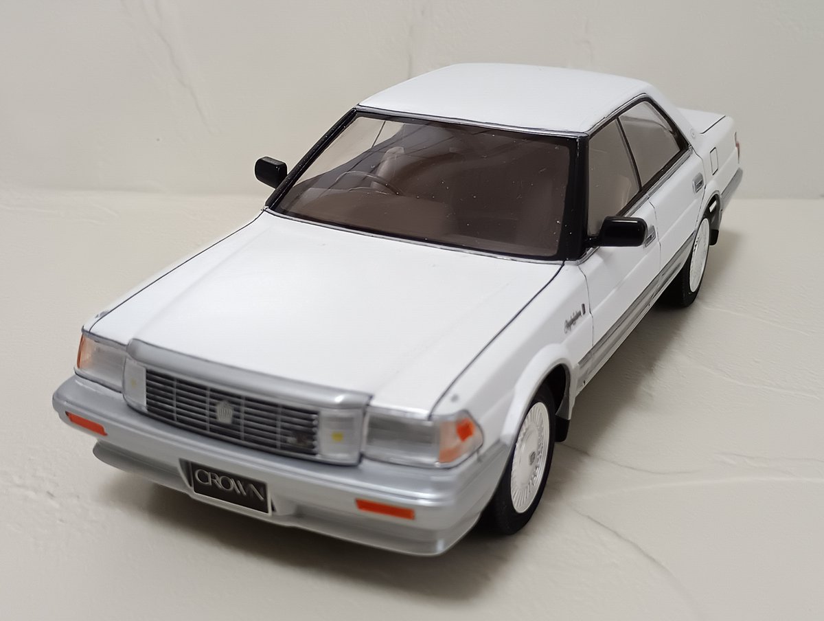 アオシマ「トヨタ UZS131 クラウン ロイヤルサルーンG '89」、完成しま