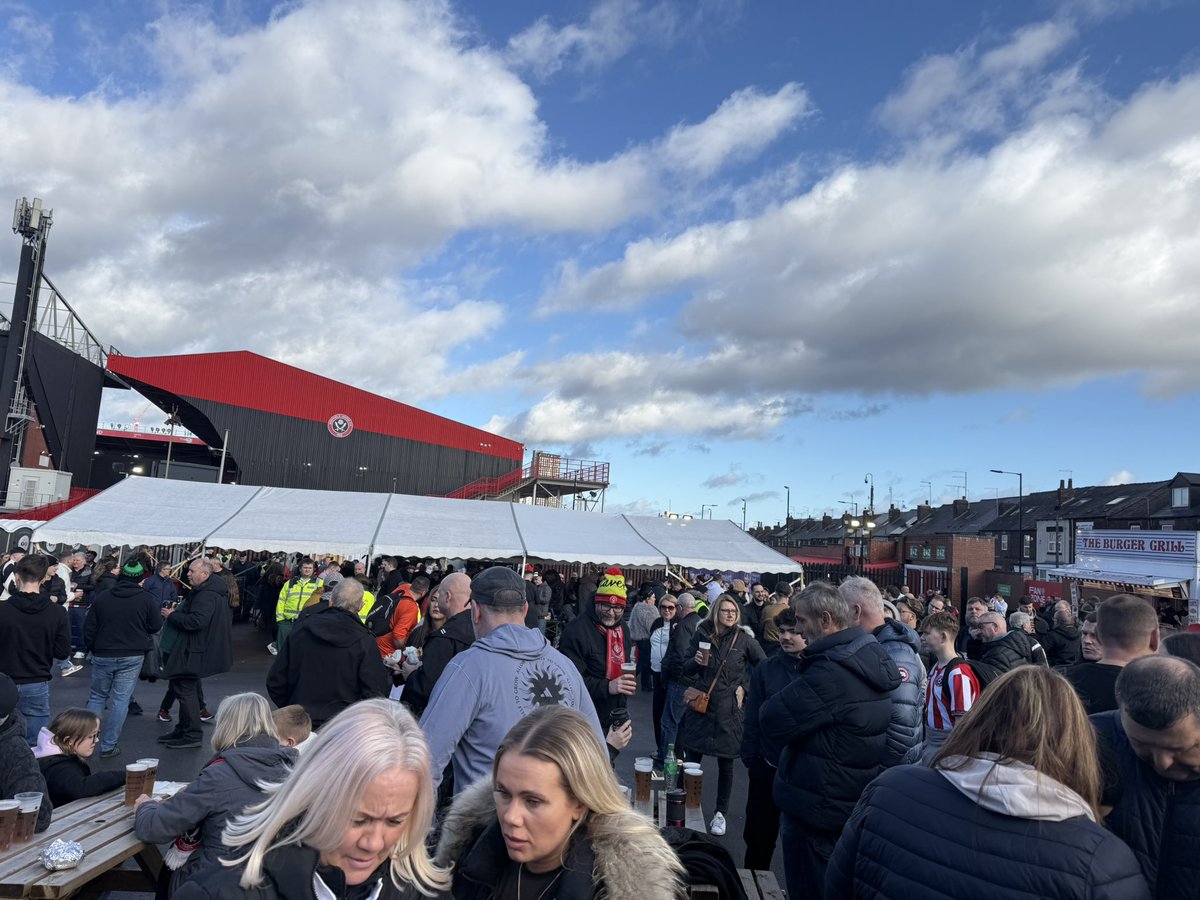 Helen Bladette tweet media