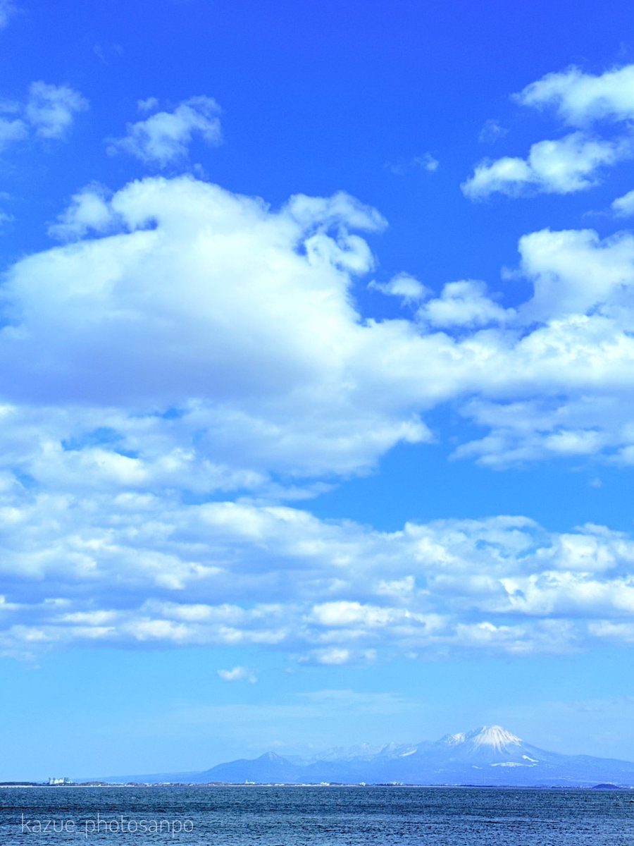 7日7色写真展 参加中 今日のお題は白 本日撮れたての 大山さんの雪と雲