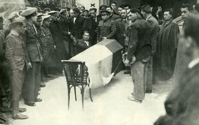 Machado falleció tras sufrir mil penurias en la retirada. Estaba muy unido a su madre, sus últimas palabras fueron para ella "adiós madre". 3 días después moría doña Ana. Los republicanos moribundos recibían otro golpe devastador pero rindieron tributo a un hombre bueno y honesto