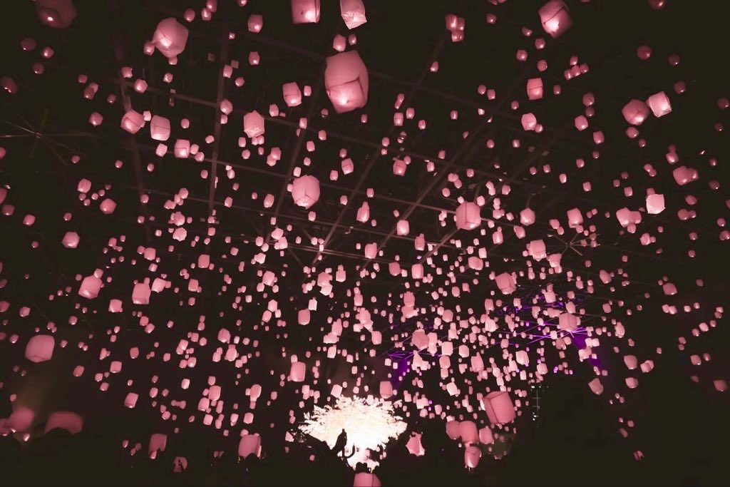 travelroad5's tweet photo. 4月1日～7日まで新宿住友ビル 三角広場にて、桜色のスカイランタンが夜空いっぱいに広がる、ラプンツェルのような世界観を体験できる「花見灯夜2026」が開催されます✨ https://t.co/GHiN9Xg7sD