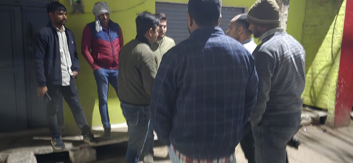 KrishanAttri_01's tweet photo. गिरफ्तारियों से न इंक़लाब रुकता है,
न सवाल दबते हैं! 💪🏻🇮🇳

कल साथियों को इसलिए गिरफ्तार किया गया क्योंकि उन्होंने “Compromised PM” से जवाबदेही मांगी, किसानों और बेरोज़गार युवाओं के हक़ की बात उठाई।

और अब देर रात घरों से उठाकर नज़रबंद करना… क्या यही लोकतंत्र है?

हम कांग्रेस के कार्यकर्ता हैं, संविधान में विश्वास रखते हैं, डर में नहीं।

संघर्ष जारी रहेगा... ✊🏻💯