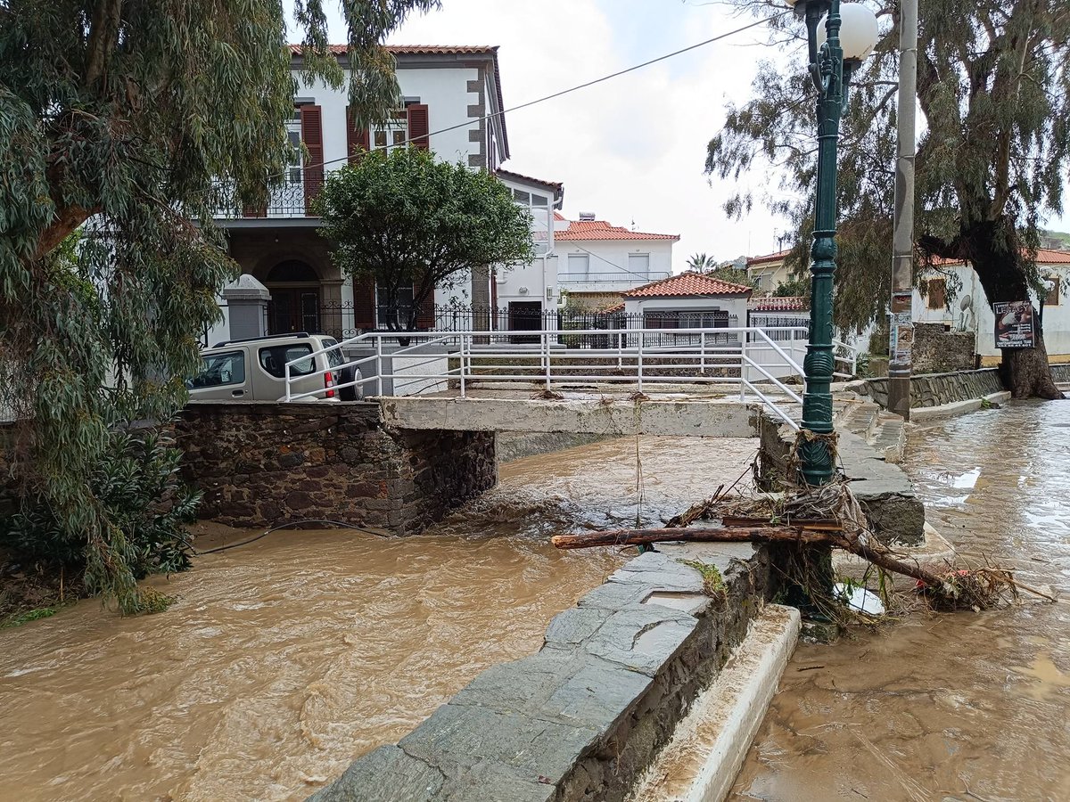 helmutdukadam86's tweet photo. divno je zamišljati romantičan život na egejskom ostrvu ali svake godine dođe mesec za oluje, biblijske kiše, poplave i uništenje. ponekad novembar, ponekad februar ali hvala klimatskim promenama, nema više godine da je preskoči. #limnos, juče, 21.2.2026. https://t.co/aExzrT7y59