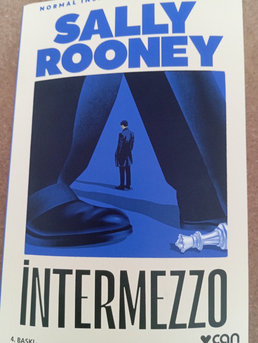 Peter ve Ivan babalarını yeni kaybetmiş iki kardeş. Parçalanmış ailelerde büyümüşler. Her ikisinin de toplumun genel kabulleri dışında kız arkadaşları var. Aile içi ilişkiler, insanın toplumdaki yeri ve çatışmalar. Asla yeniden okumayacağım bir roman... İyi okumalar.