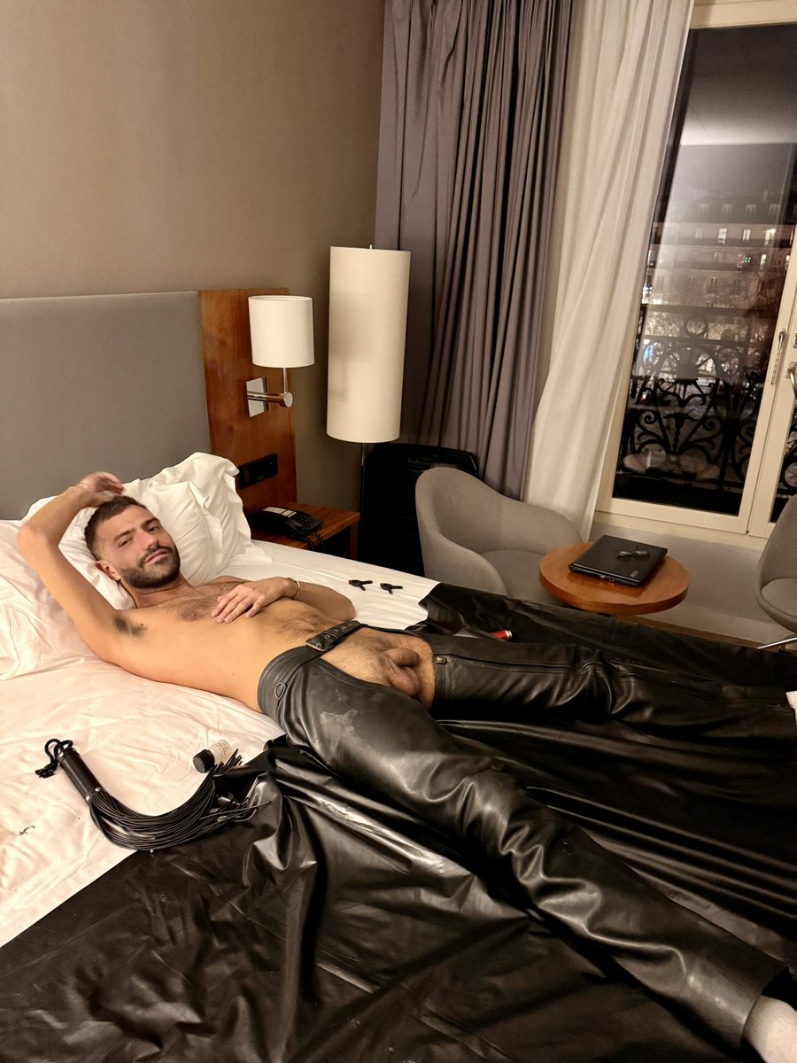 Soirée fetish hier !
Des amateurs ? 😈💦
