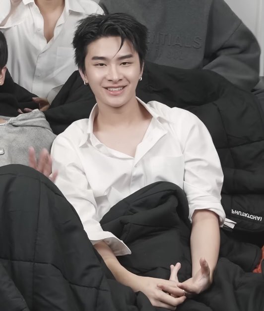 หนุ่มตี๋ เชิ้ตขาว ต่างหูห่วง ติ้กถูกทั้งหมด