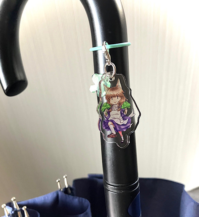おニューのアンブレラマーカーを傘に着けてみましたー！
とてつもなくわかりづらいですが、無事カエルにはドットしずく型、ブッコロリにはブロッコリー型のミニチャームが付いています！
#そうさくマーケット